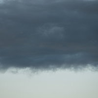 怪しい雨雲が空一面に広がる暗い天気空模様の写真