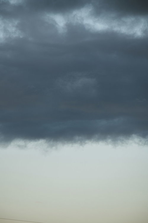 怪しい雨雲が空一面に広がる暗い天気空模様