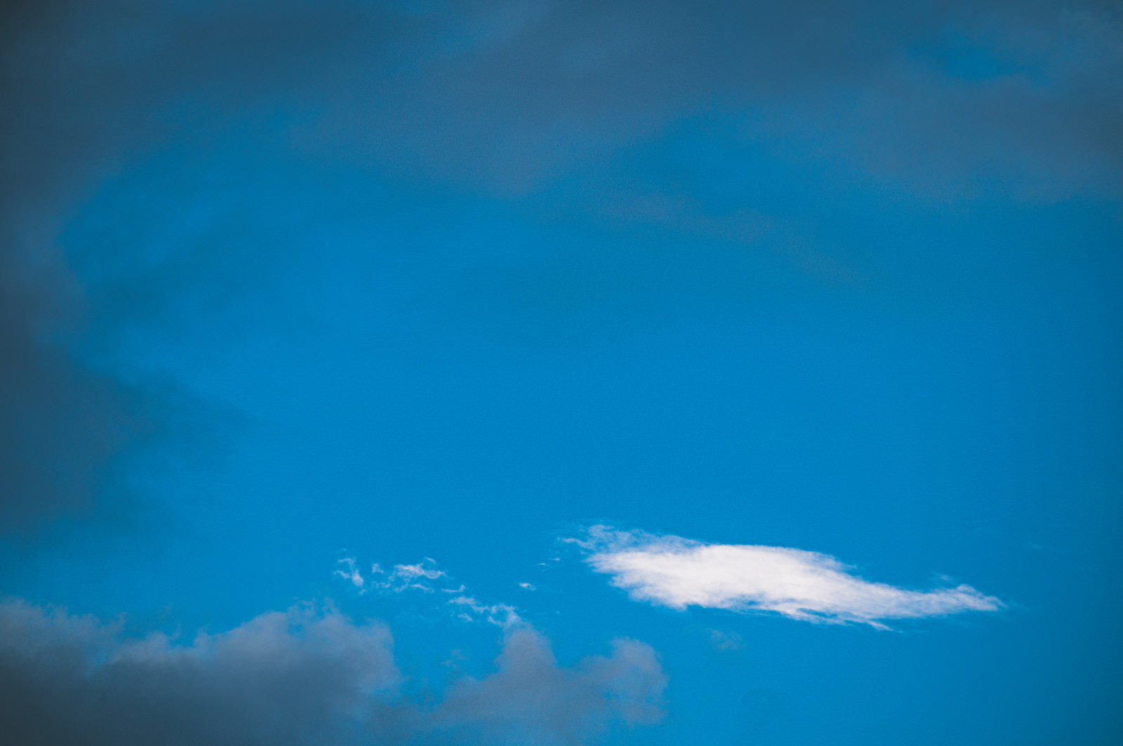 黒い雲が広がる青空