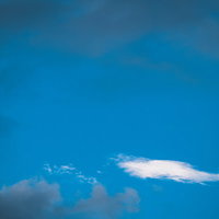 黒い雲に包まれた青空と雲海の風景の写真