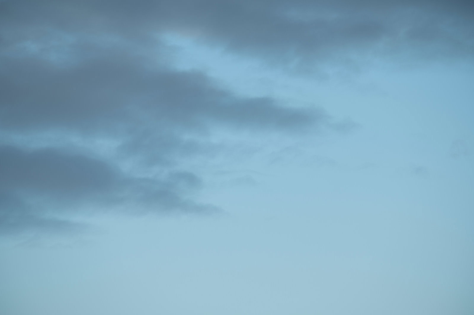 グレーの雲が空全体を覆うどんよりとした雨雲の様子
