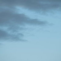 黒い雲と雨雲が立ち込める空の天気の写真