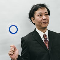 はい、正解です。つぎの問題へ進むスーツ男性の写真