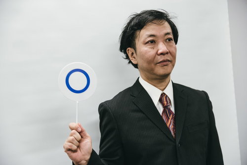 はい、正解です。つぎの問題へ進むスーツ男性