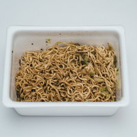 白い容器に盛られたソース焼きそば1人前のカップ麺の写真