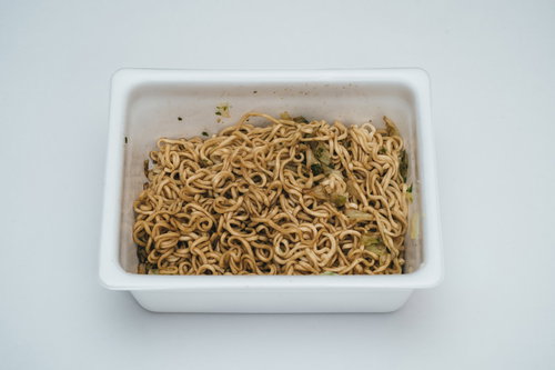 白い容器に盛られたソース焼きそば1人前のカップ麺