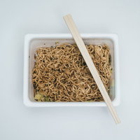 ペヤングソース焼きそばを食べる準備が整った白い容器と箸の写真
