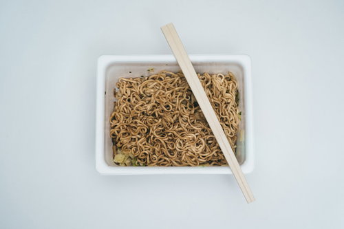 ペヤングソース焼きそばを食べる準備が整った白い容器と箸