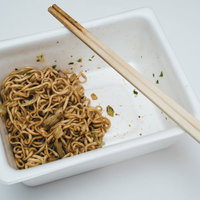 約束通り買ってきましたよ、ペヤングのカップ焼きそばの写真