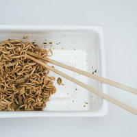 大好きなペヤングを半分コする、白いプラスチック容器の焼きそばの写真