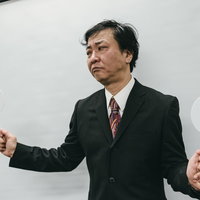 ○×クイズで難儀する悩む上司の写真