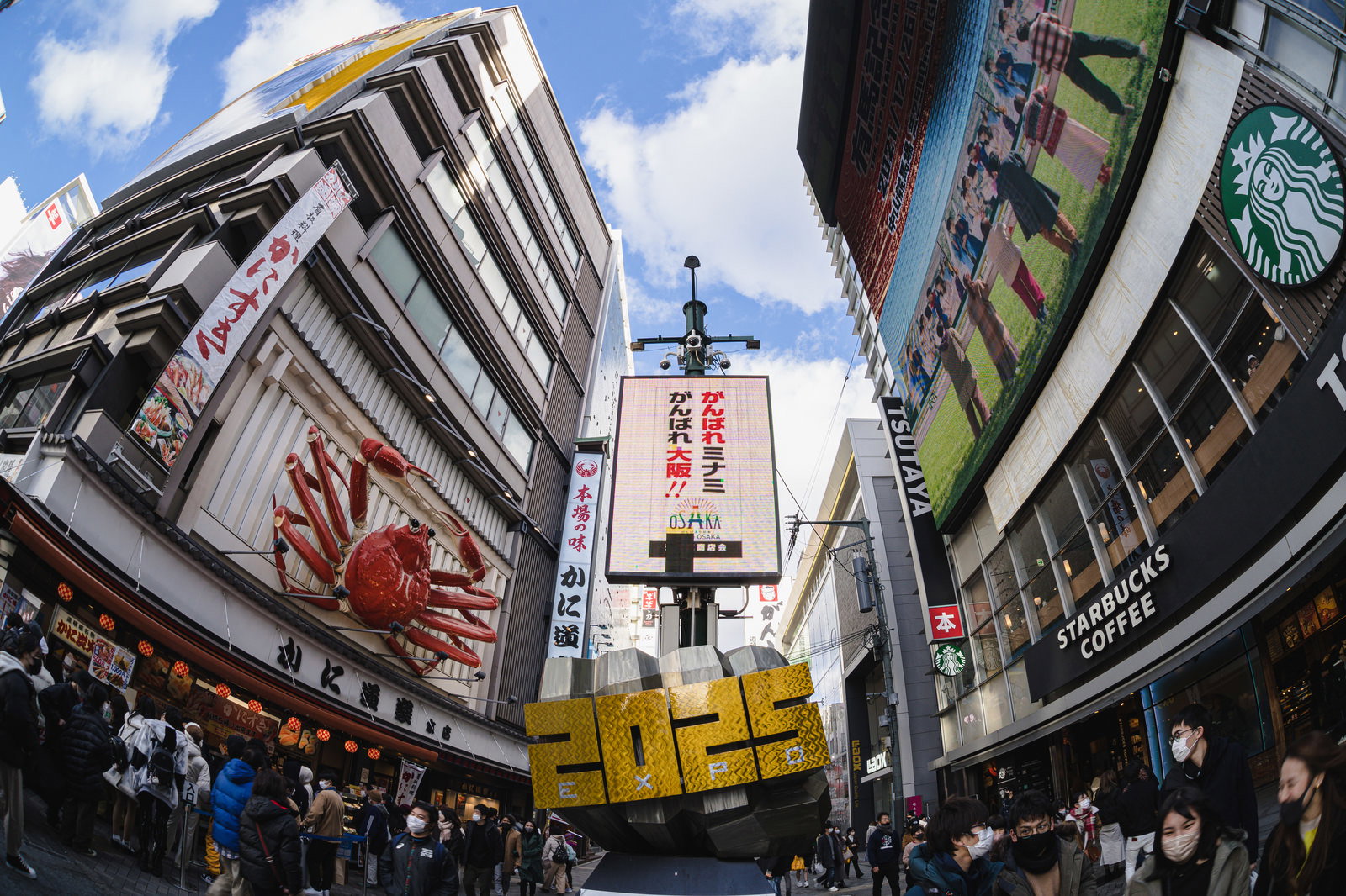 戎橋筋商店街のかに道楽看板と周辺繁華街の魚眼レンズ撮影