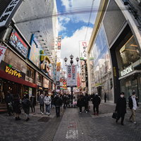 魚眼レンズで撮る大阪ミナミなんばの人混みの写真