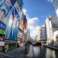 魚眼レンズで撮影したグリコ看板と道頓堀の夜景の写真