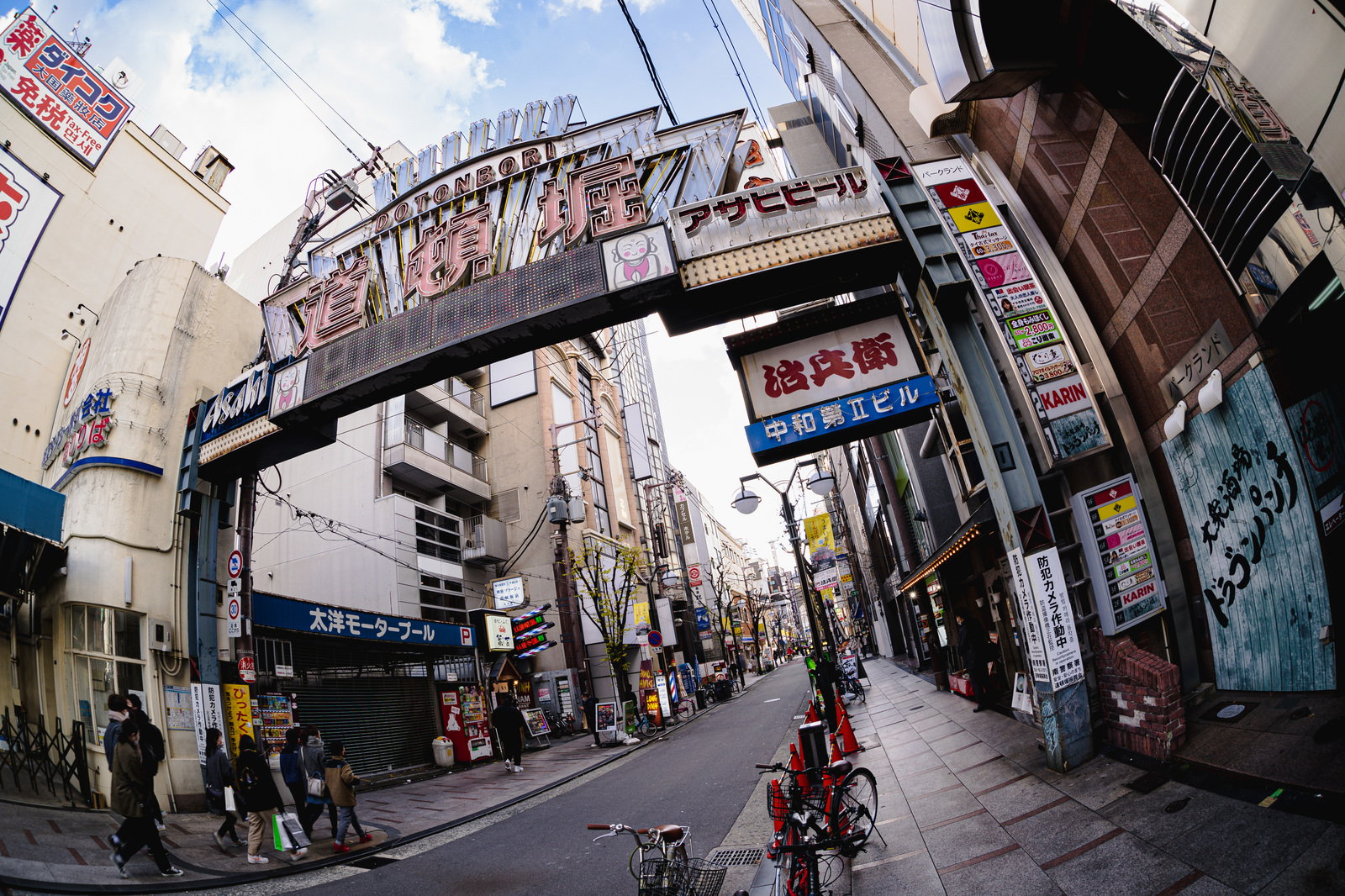 大阪道頓堀の繁華街にある看板が立ち並ぶ賑やかな路地の風景