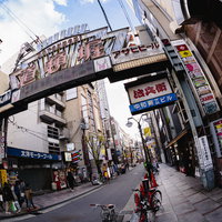 大阪道頓堀の看板が立ち並ぶ繁華街の路地風景の写真
