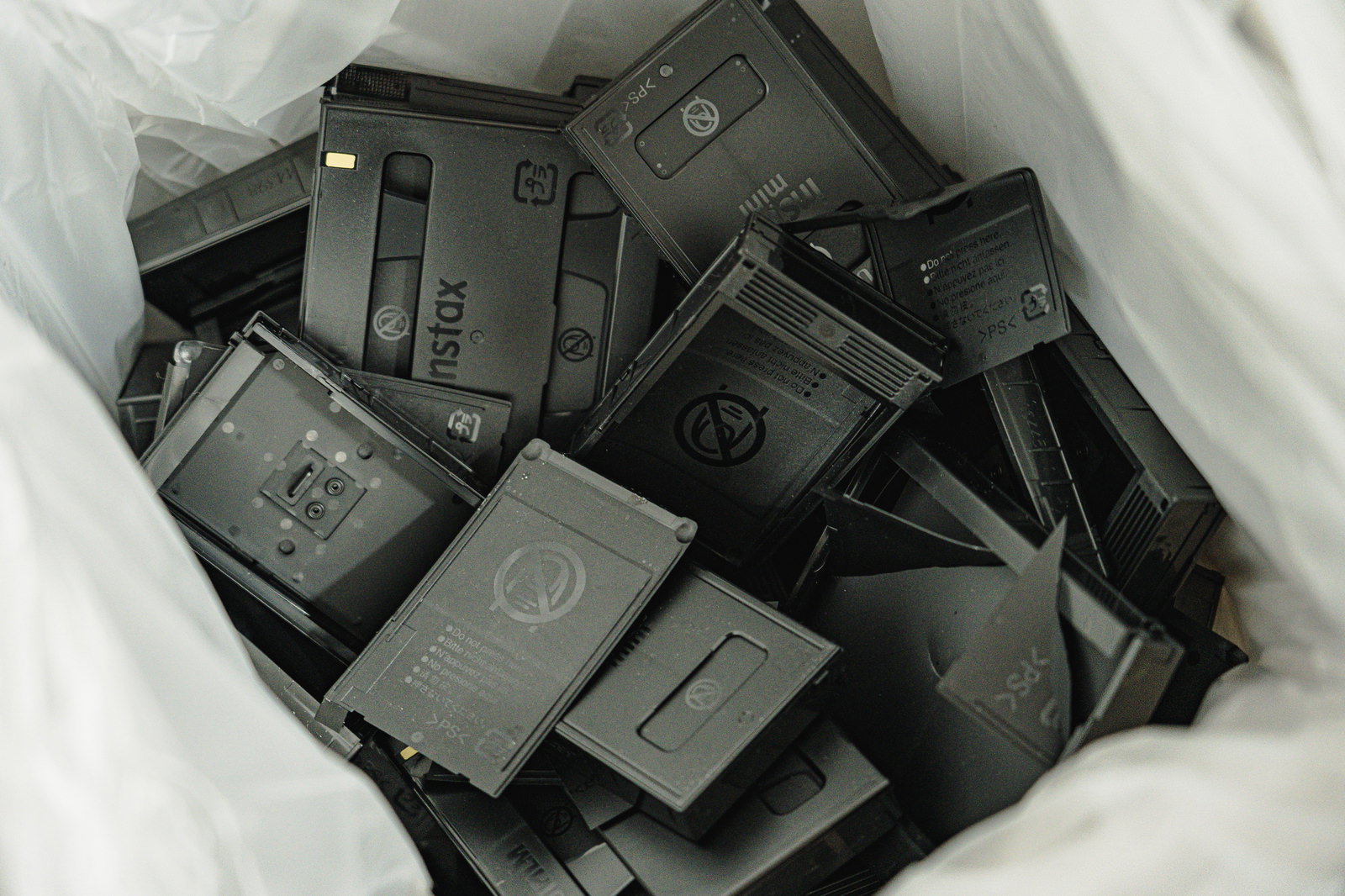 ビニール袋の中に大量に捨てられた黒いinstaxフィルムカートリッジ