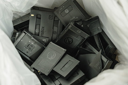 使い捨てられたinstaxのフィルムカートリッジ