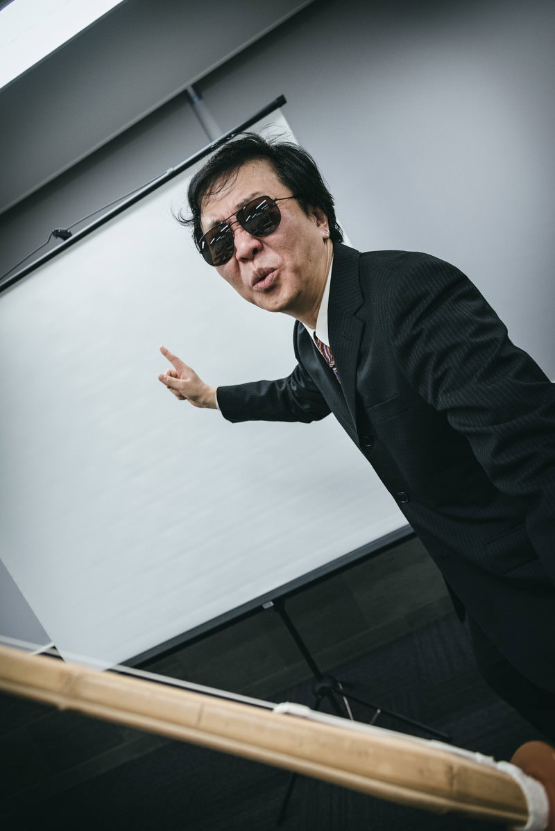 竹刀を持って新人研修をするスパルタ上司の男性［モデル：のせさん］