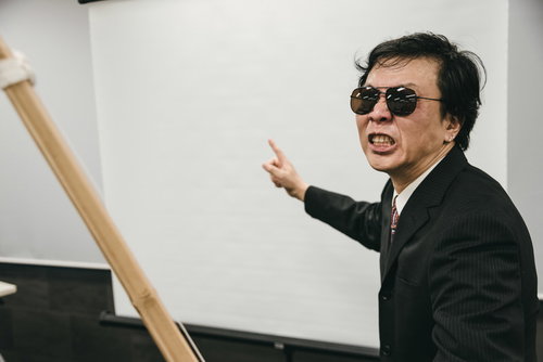 竹刀を持って怒鳴るスパルタ研修の講師によるパワハラ指導