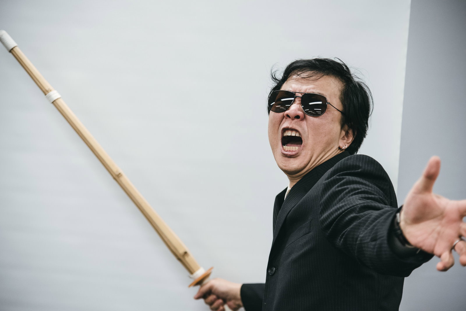 竹刀を持ち声を荒らげて怒鳴るスパルタな男性講師［モデル：のせさん］