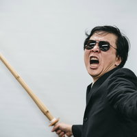 竹刀を持って声を荒らげるスパルタ先生の怒鳴る指導場面の写真