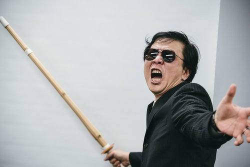 竹刀を持って声を荒らげるスパルタ先生の怒鳴る指導場面