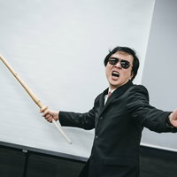 竹刀を持った鬼教官の厳しい指導場面とパワハラ問題の写真