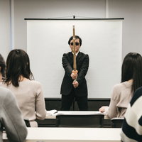 居眠りしたら竹刀で叩きますの写真