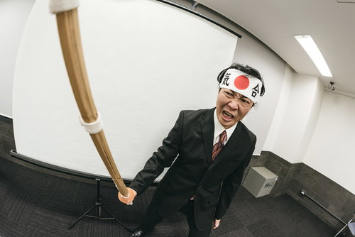 竹刀をぶん回す気合のハチマキを巻いた上司