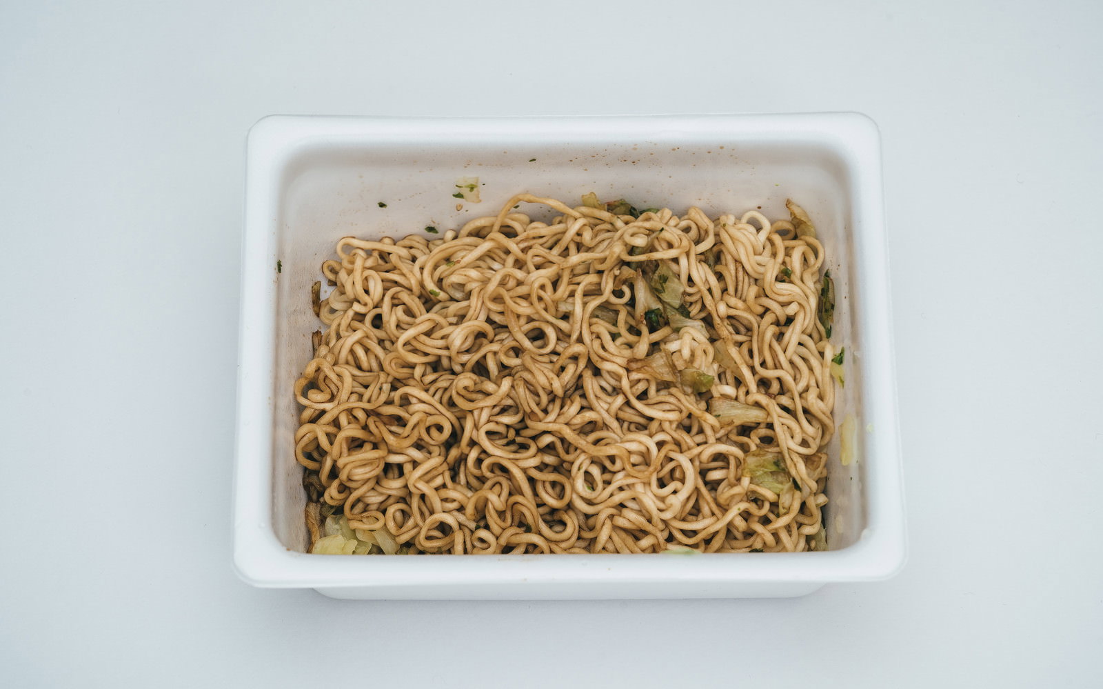 白い容器に入った茶色いソース焼きそばの麺