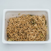 白い容器に盛られたカップ焼きそば、ソース味の麺の写真