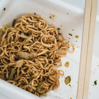 大好きなインスタント焼きそばを半分ずつシェアする二人分の写真