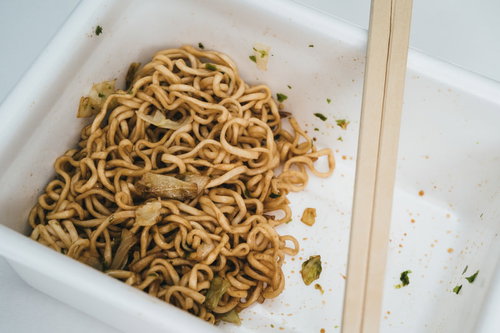 大好きなインスタント焼きそばを半分ずつシェアする二人分