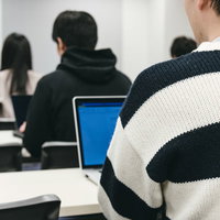 セミナーを受講する生徒たちの後ろ姿と学習風景の写真