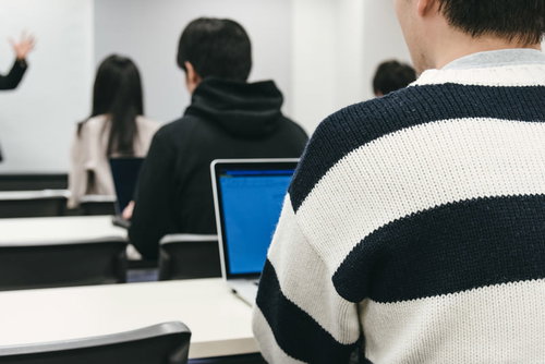 セミナーを受講する生徒たちの後ろ姿と学習風景