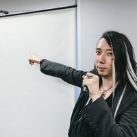 マイクを持ってプレゼンするWeb系フリーランス講師の写真