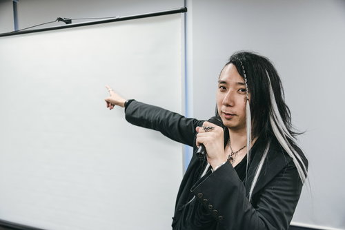 マイクを持ってプレゼンするWeb系フリーランス講師