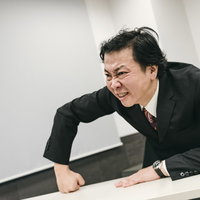 会議室で上司がついにキレてしまった瞬間の怒りの表情の写真