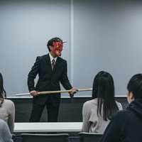 曲がった根性を叩き直してやると登場してきた竹刀を持つ鬼部長の写真