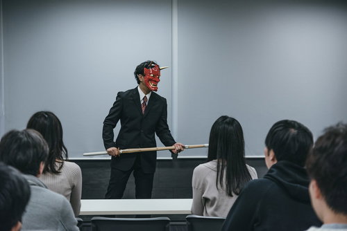 曲がった根性を叩き直してやると登場してきた竹刀を持つ鬼部長