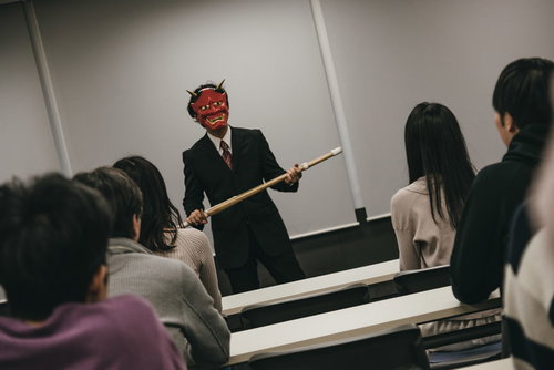 文句があるやつは手を挙げろ（死ーん・・・）竹刀を持った鬼軍曹の研修風景