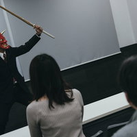 今日も鬼軍曹による竹刀を使った厳しい研修がはじまるの写真