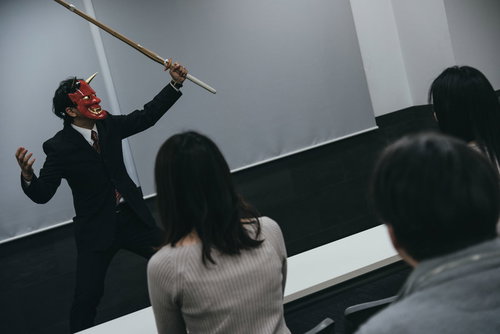 今日も鬼軍曹による竹刀を使った厳しい研修がはじまる