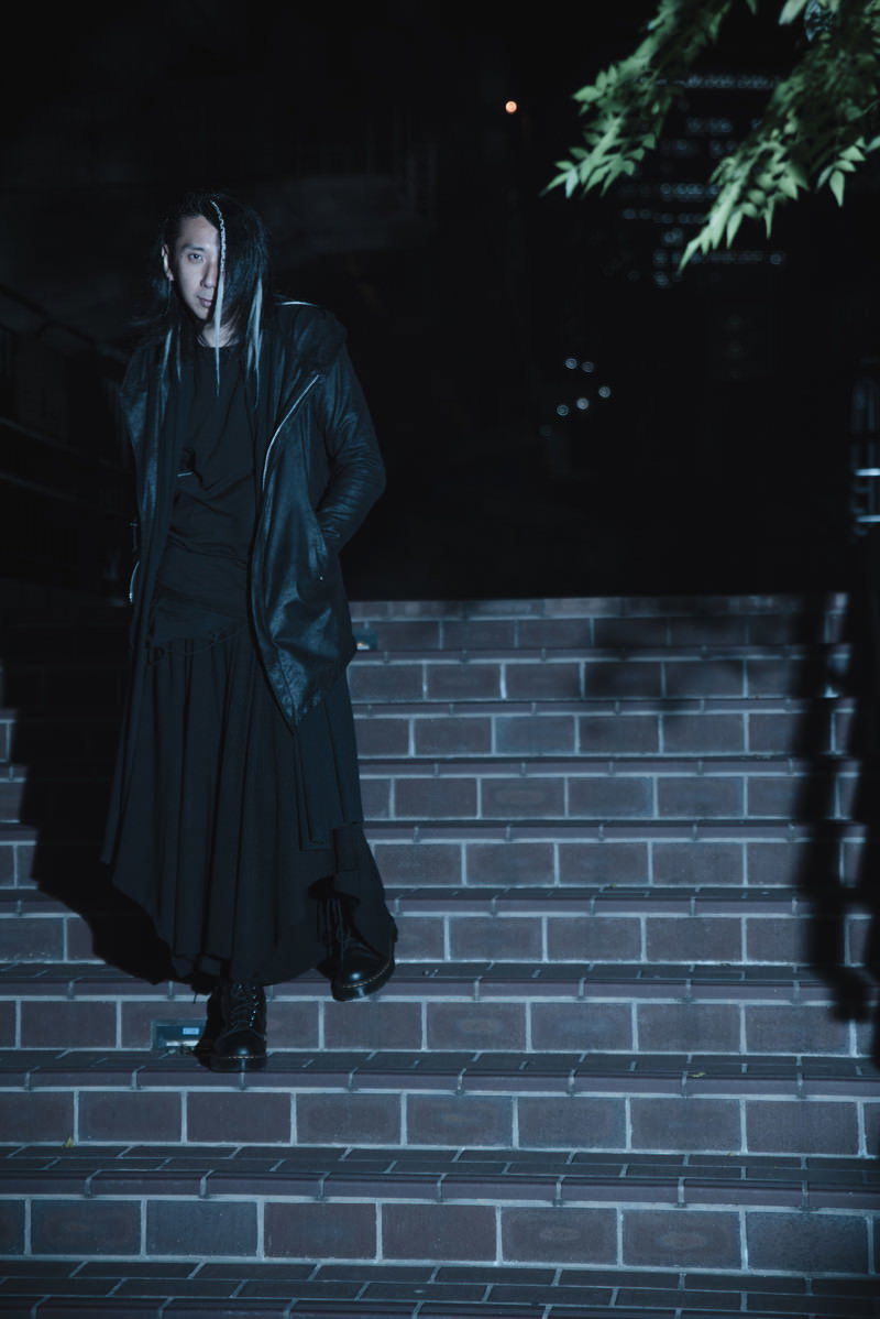 夜の石段に立つ黒いフード姿の男性のシルエット［モデル：YAT］