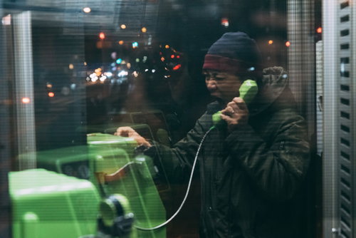 公衆電話からクレームする匿名の正義マン