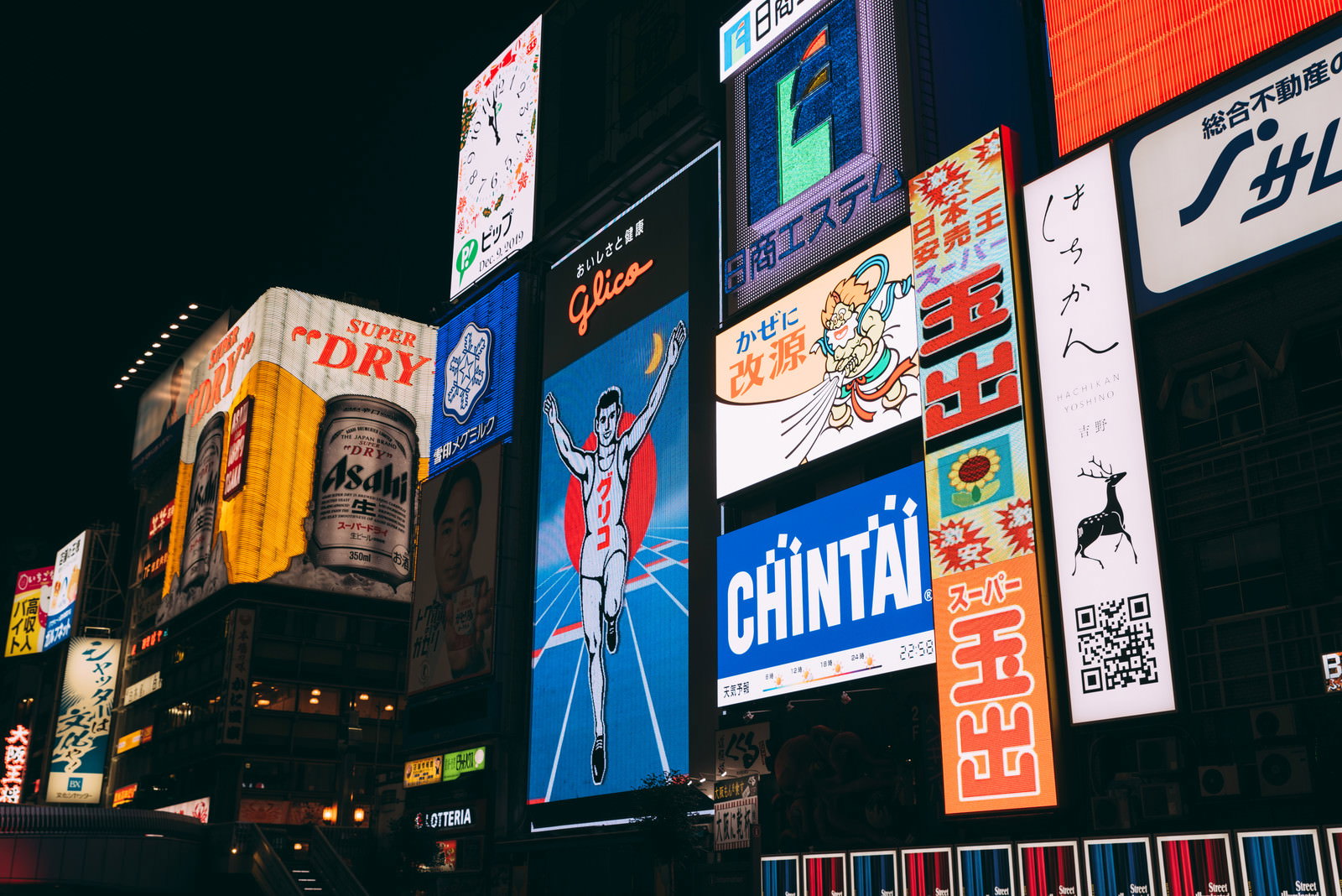 道頓堀の夜景に輝くグリコなどのカラフルなネオン看板群