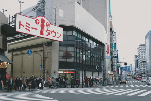 大阪十三本一商店街、トミータウンの赤い看板が目立つアーケード入り口