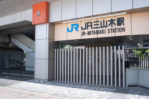 JR西日本三山木駅の駅前と駅舎の外観