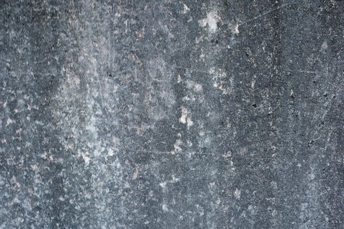 経年劣化したグレーのコンクリート擁壁のテクスチャー